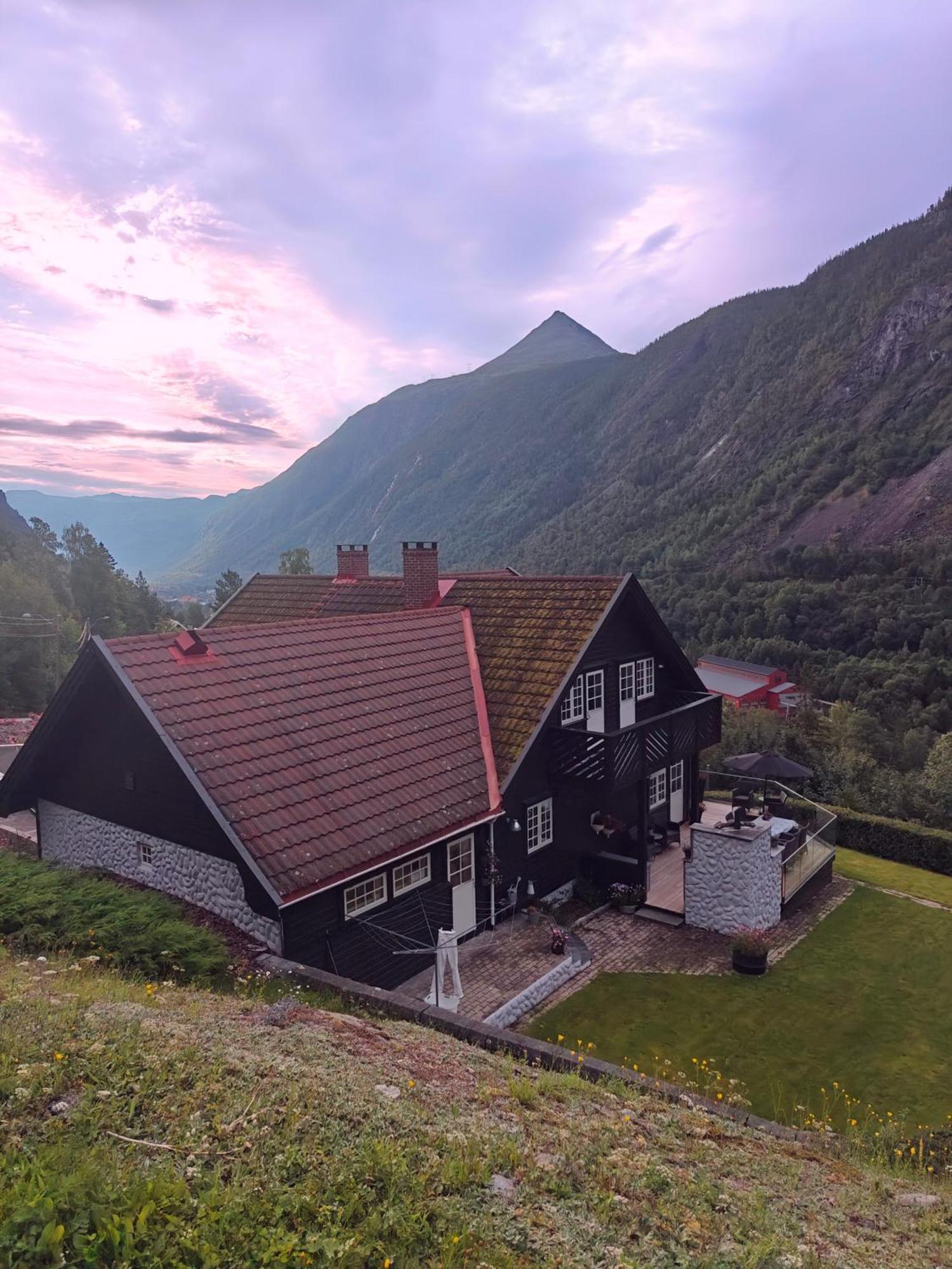 Villa Fritt Beliggende Stor Enebolig Med Hoy Standard *